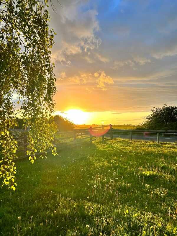 Paisaje luminoso y sereno con cielo claro y entorno natural